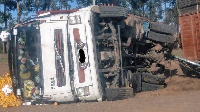El camión de Chajarí perdió parte de su carga.
