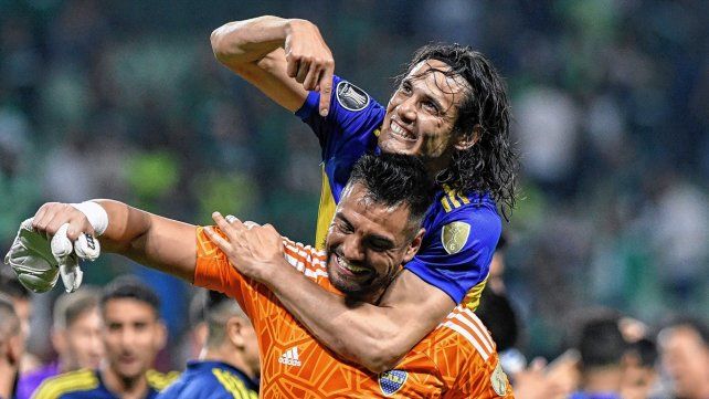 Cavani y Romero festejan la clasificación de Boca a la final. Cavani y Romero festejan la clasificación de Boca a la final.