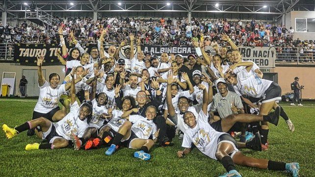 Gustavo Aguiar, junto al equipo y cuerpo técnico, en medio de los festejos.
