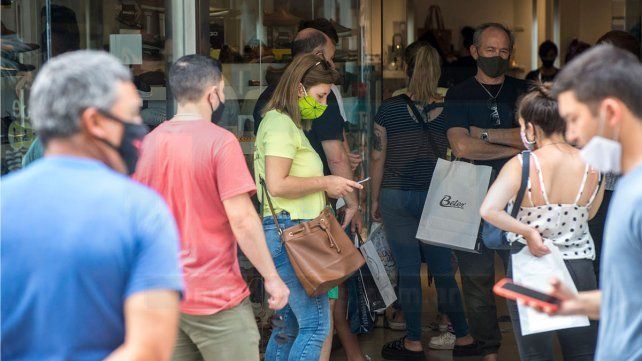 Comerciantes y trabajadores opinan del horario corrido en negocios en Paraná.
