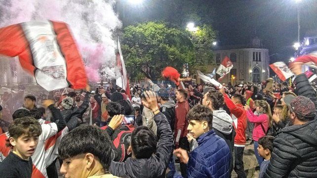 Los hinchas de River festejan el título en Paraná. Los hinchas de River festejan el título en Paraná.