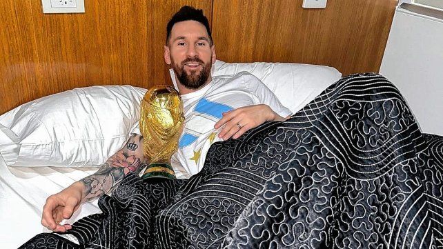 Lionel Messi amaneció abrazado a la Copa del Mundo en el predio de la AFA.