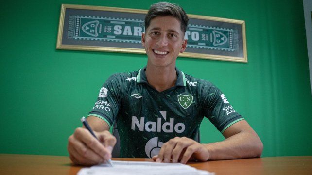 Juan Cruz Guasone firma su contrato en Sarmiento de Junin. Juan Cruz Guasone firma su contrato en Sarmiento de Junin.