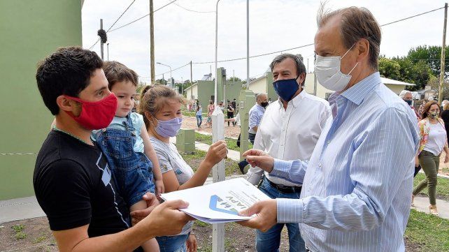 Bordet anunció el retorno del transporte nacional de pasajeros durante su visita a Larroque.
