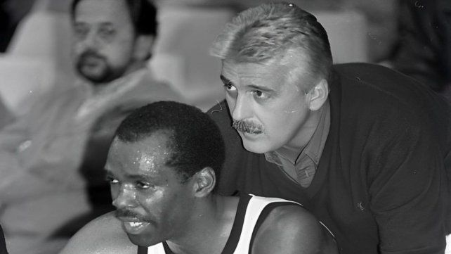 La imagen que simboliza a básquet en la elite del básquet argentino. Temporada 1992-1993, el Chungo Butta junto con Charles Parker, el mejor extranjero que tuvo el club. La imagen que simboliza a básquet en la elite del básquet argentino. Temporada 1992-1993, el Chungo Butta junto con Charles Parker, el mejor extranjero que tuvo el club.