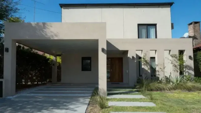 La casa que le atribuyen a Manuel Adorni en el Country Indio Cuá Golf Club ubicado en Exaltación de la Cruz. Foto: @Marcelampagano La casa que le atribuyen a Manuel Adorni en el Country Indio Cuá Golf Club ubicado en Exaltación de la Cruz. Foto: @Marcelampagano
