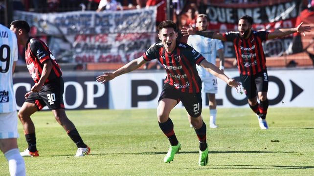 Sebastián Medina festejando el segundo gol con el que Patronato derrotó 2 a 1 a Atlético Tucumán. Sebastián Medina festejando el segundo gol con el que Patronato derrotó 2 a 1 a Atlético Tucumán.