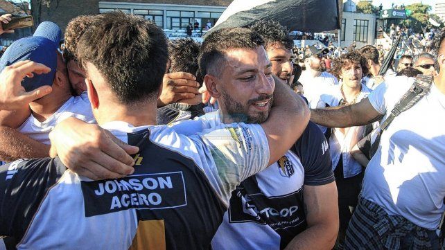 Sebastián Dorigón y toda la felicidad por el triunfo del sábado.