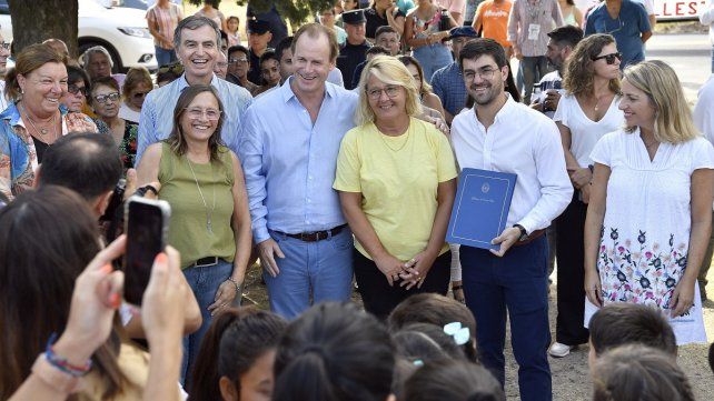 Bordet en La Paz, junto al intendente radical Bruno Sarubi y la diputada del mismo partido Sara Foletto. También están en la foto la titular de Vialidad, Alicia Benítez; la ministra de Desarrollo Social, Marisa Paira; el diputado Sergio Castrillón y la vicegobernadora Laura Stratta.