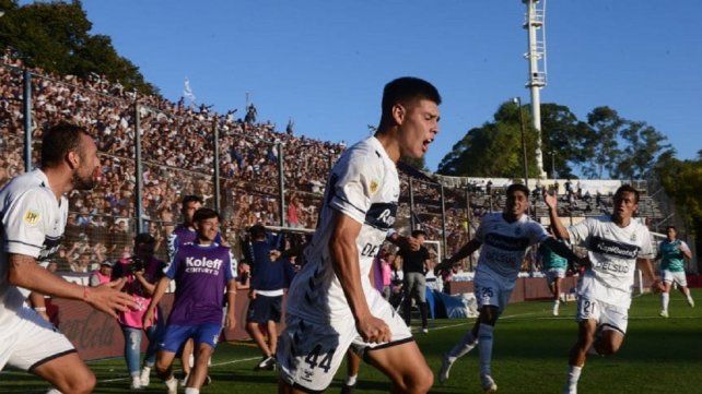 Eric Ramírez festeja el gol de Gimnasia en el clásico platense.