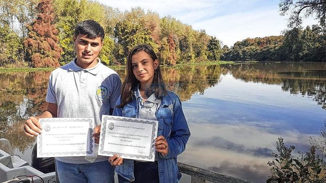 Diploma. Los estudiantes Kevin y Marianela recibieron un recordatorio por su compromiso con los valores democráticos que dicta la Constitución Nacional.