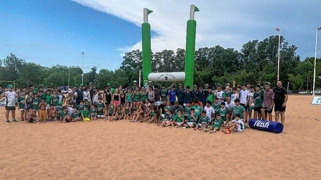 Los integrantes de las diferentes subcomisiones, colaboradores y los chicos que participaron.