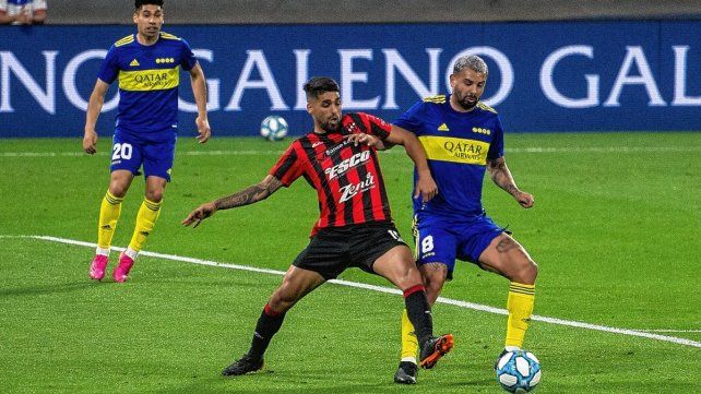 El volante de Patronato Fabio Vázquez marca a Edwin Cardona.