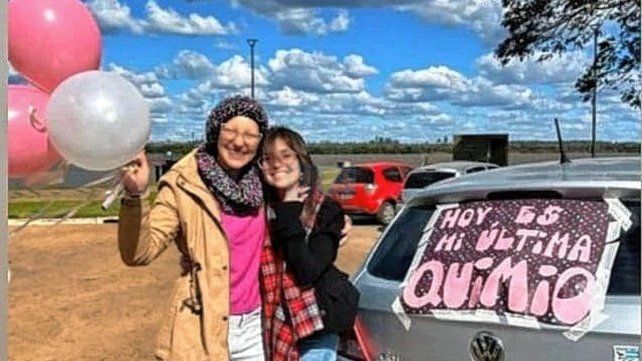 El día más feliz. Después de completar la última quimioterapia, Mili recorridó la ciudad en caravana y realizó una suelta de globos en la costanera.