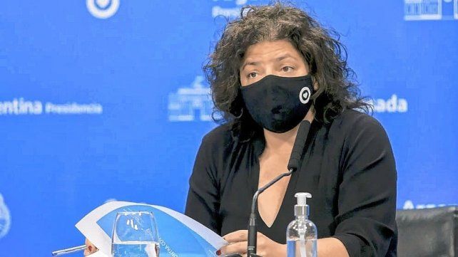La ministra de Salud de la Nación, Carla Vizzotti, reveló que se evalúa reducir aún más la cantidad de días de aislamiento ante el exponencial brote de coronavirus que se registra en todo el país