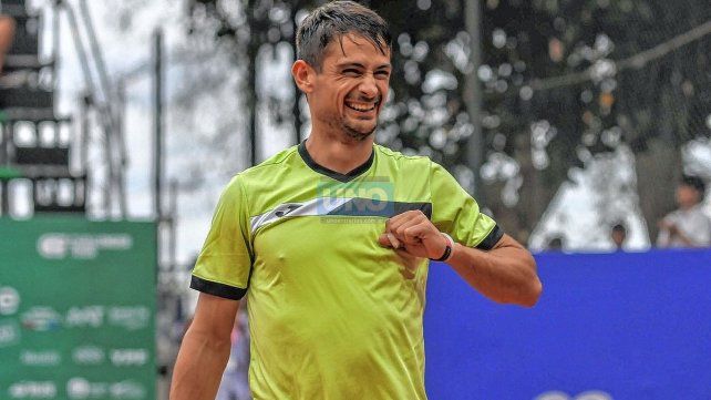 Mariano Navone feliz en el Lawn Tenis Club luego de su clasificación a la final del AAT Challenger Santa Fe II. Mariano Navone feliz en el Lawn Tenis Club luego de su clasificación a la final del AAT Challenger Santa Fe II.