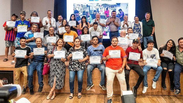 La formación, junto con la Uader en Paraná, abarcó albañilería, construcción en seco, electricidad, panadería, herrería y trabajo textil, entre otros