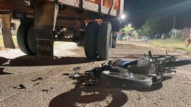 Motociclista murió tras chocar con camión y ser aplastado por las ruedas del acoplado Motociclista murió tras chocar con camión y ser aplastado por las ruedas del acoplado