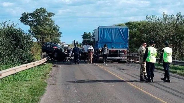 Accidente fatal en Ruta 11: dos autos chocaron de frente sobre un puente Accidente fatal en Ruta 11: dos autos chocaron de frente sobre un puente
