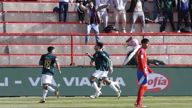 Chile se quedó afuera del Mundial tras perder ante Bolivia en el Alto. Chile se quedó afuera del Mundial tras perder ante Bolivia en el Alto.
