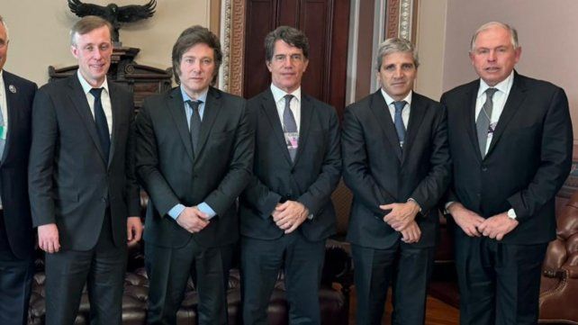 Javier Milei designó a Luis Caputo como ministro de Economía. Javier Milei designó a Luis Caputo como ministro de Economía.