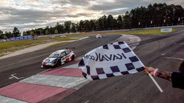 Santero recibe la bandera a cuadros en el Sprint.