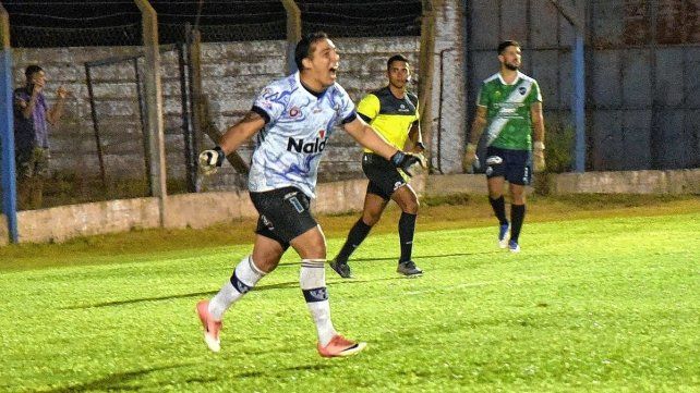 El arquero Rubén Carrizo fue el héroe de Atlético Uruguay, que sigue adelante en el Regional Amateur.