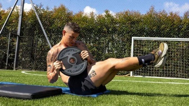 James Rodríguez se entrena solo a la espera de conseguir club. James Rodríguez se entrena solo a la espera de conseguir club.