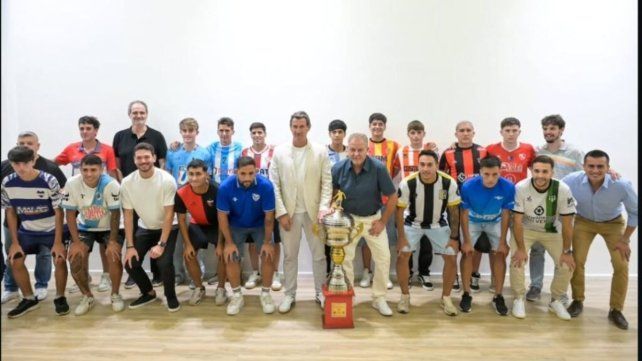 Los 16 equipos anhelan levantar el trofeo de la Copa Túnel Subfluvial. Los 16 equipos anhelan levantar el trofeo de la Copa Túnel Subfluvial.