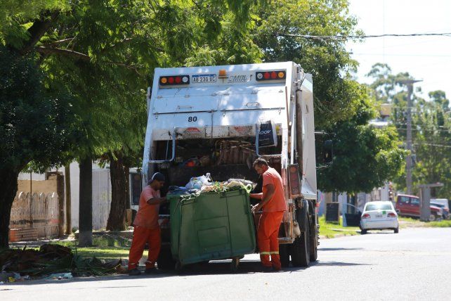 Tarea. Recolectores ayer en el barrio San Agustín de Paraná.