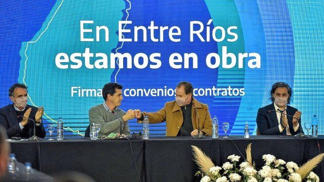 Bordet estrecha el puño con De Pedro, flanqueado por Katopodis y Cafiero.