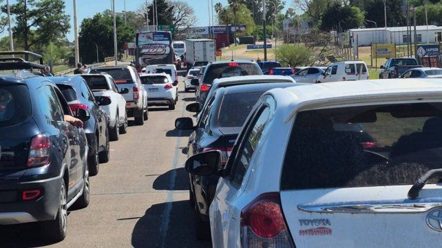 El accidente ocurrió este sábado por la mañana en el interior del Túnel Subfluvial y generó largas filas de vehículos a la espera de poder circular. El accidente ocurrió este sábado por la mañana en el interior del Túnel Subfluvial y generó largas filas de vehículos a la espera de poder circular.