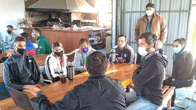 Dirigentes y entrenadores son los encargados de dar las diferentes charlas.