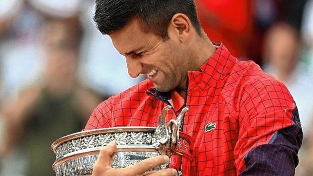 Novak Djokovic, con la Copa de los Mosqueteros Novak Djokovic, con la Copa de los Mosqueteros