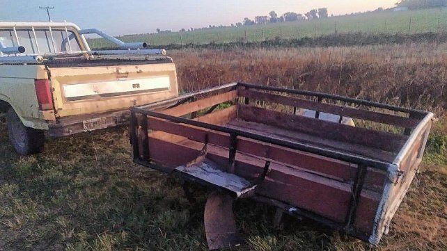 El acoplado tirado por la camioneta apenas tuvo algunos daños.