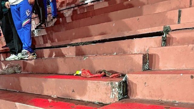 Pánico en la tribuna de Independiente por una falla estructural. Pánico en la tribuna de Independiente por una falla estructural.