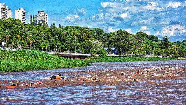El Triatlón del Paraná se abrió con el circuito de natación, que tuvo alrededor de 900 metros. El Triatlón del Paraná se abrió con el circuito de natación, que tuvo alrededor de 900 metros.