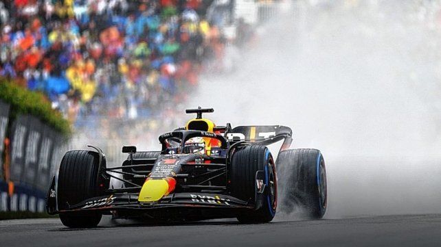 Max Verstappen adelante en Montreal.