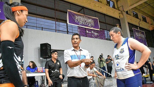Juliana Cot (12) en el sorteo del partido ante CEF 5. Juliana Cot (12) en el sorteo del partido ante CEF 5.