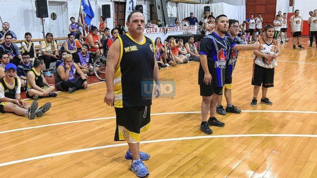 Los chicos esperando su turno para tirar al aro. Se viven momentos de máxima amistad en Talleres.