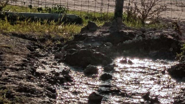 En calle Soldado Bordón, a pocas cuadras del lugar, también hay cañerías rotas