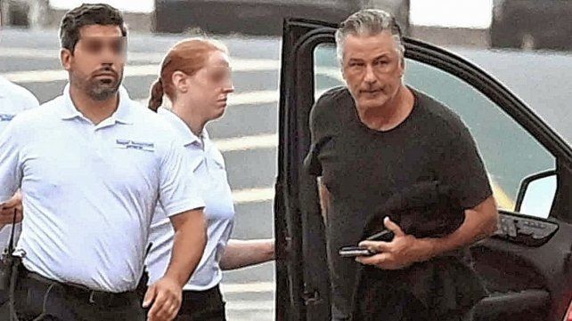 Alec Baldwin fue visto llorando en el exterior del departamento de policía.