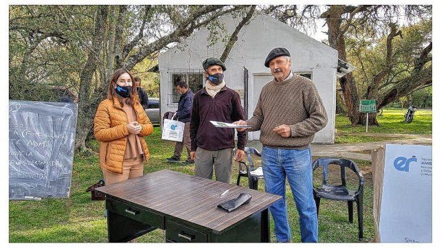 Tarea cumplida. Carlos Weber (a la derecha) recibe al biólogo Alfredo Berduc que le trae la buena nueva del área natural.
