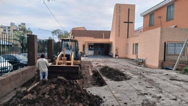 La obra. Se financia con fondos que la parroquia destina a obras edilicias y con la cuota de los interesados.
