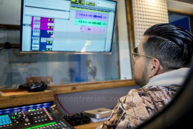 Coty Hernández junto a sus herramientas de trabajo editando los nuevos temas.