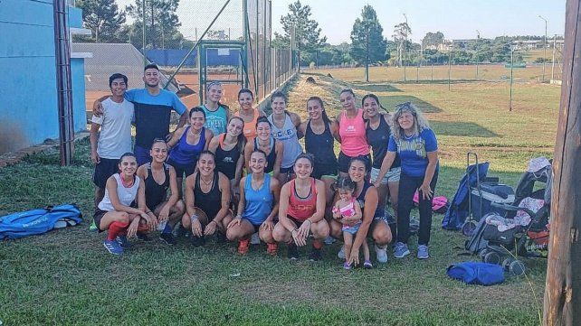 Las chicas de Paracao antes de la práctica de este miércoles en Posadas.
