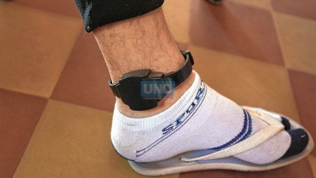 Está en la casa pero controlado por tobillera electrónica.