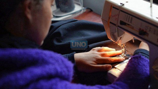 Para poder economizar, más gente se hace su propia ropa Para poder economizar, más gente se hace su propia ropa