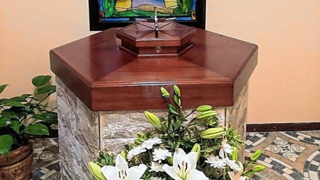 Urna. Cada 19 se depositan las cenizas en el cinerario de la parroquia San José Obrero.