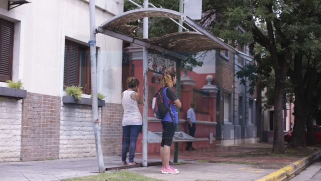 Rota. En calle Carbó, en el centro de la ciudad. En Almafuerte, el poste informa sobre líneas E y U, que ya no operan. En los barrios faltan garitas. 